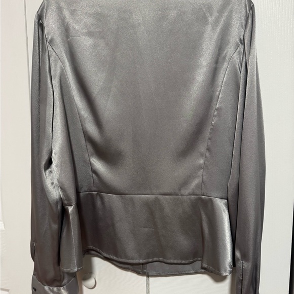 Jones New York Shimmering Gray Ruffled Blouse - Picture 3 of 4